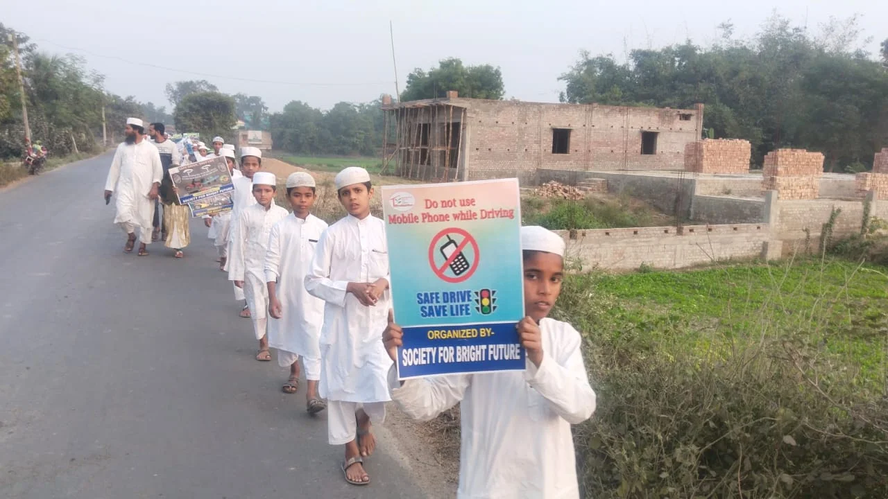 সাবধানে গাড়ি চালান, মিছিলে বার্তা খারেজি মাদ্রাসার মাওলানা- ছাত্রদের