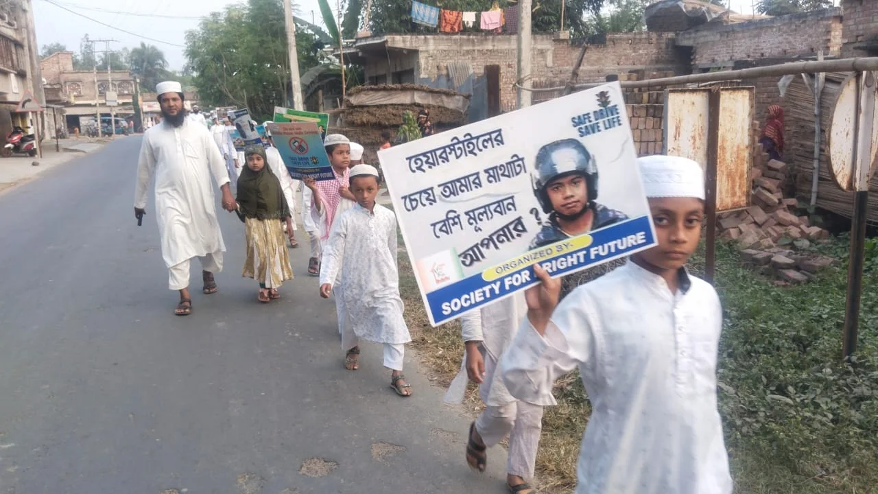 সাবধানে গাড়ি চালান, মিছিলে বার্তা খারেজি মাদ্রাসার মাওলানা- ছাত্রদের
