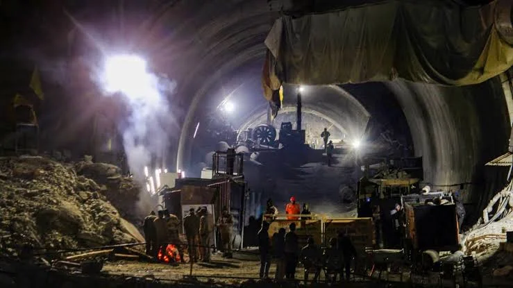 অন্ধকারেই উত্তরকাশীর শ্রমিকরা, উদ্ধারকার্যে নামল ভারতীয় সেনা