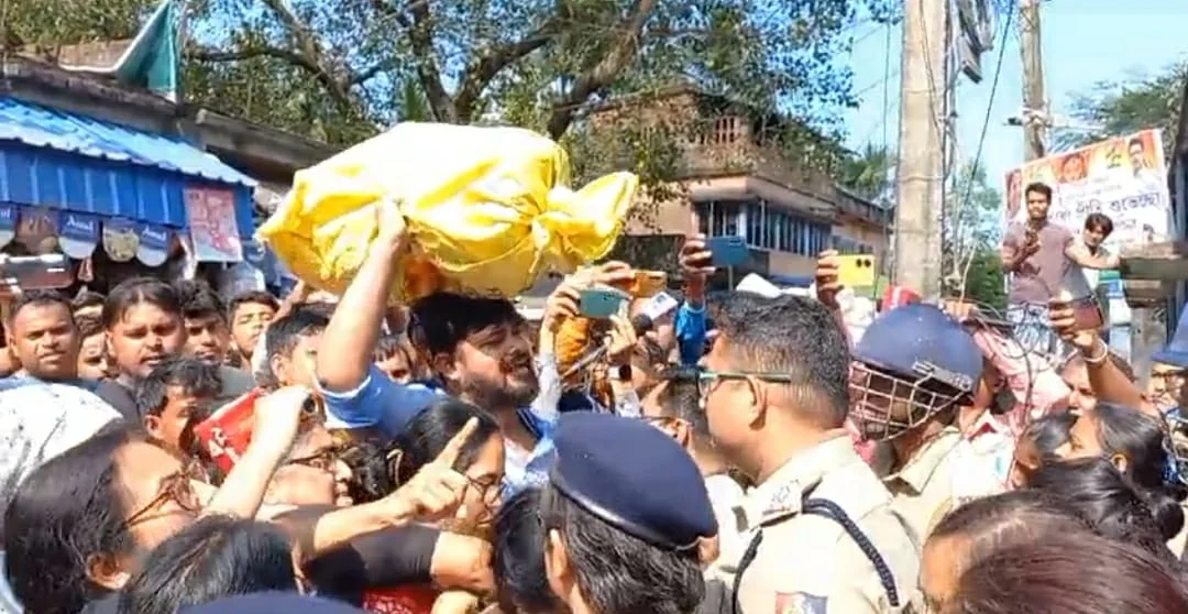 দোলুয়াখাকি গ্রামে ঢুকতে বামেদের বাধা, পুলিশ সঙ্গে ধস্তাধস্তি