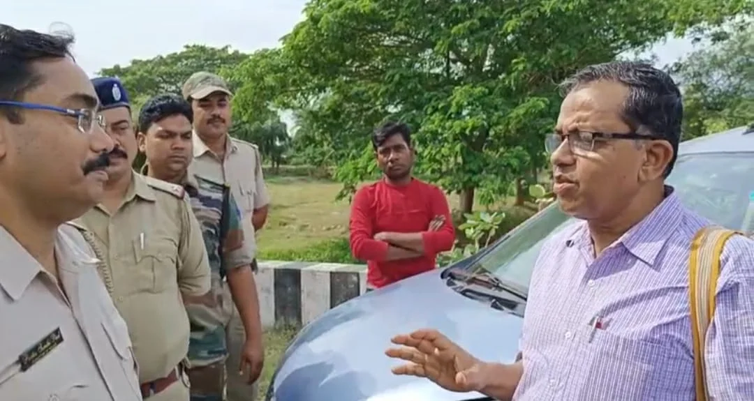 দলুয়াখাঁকিতে পুলিশি বাধার মুখে সমাজকর্মী অম্বিকেশ মহাপাত্র