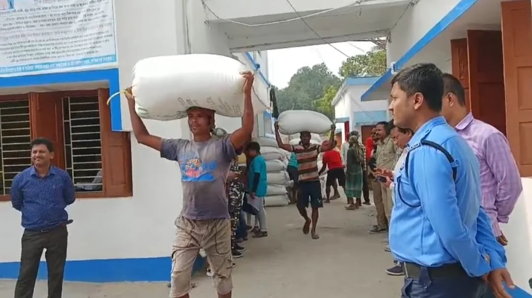 সরকারি ধান ক্রয় কেন্দ্র থেকে প্রচুর বেআইনি ধান বাজেয়াপ্ত করলেন বিডিও