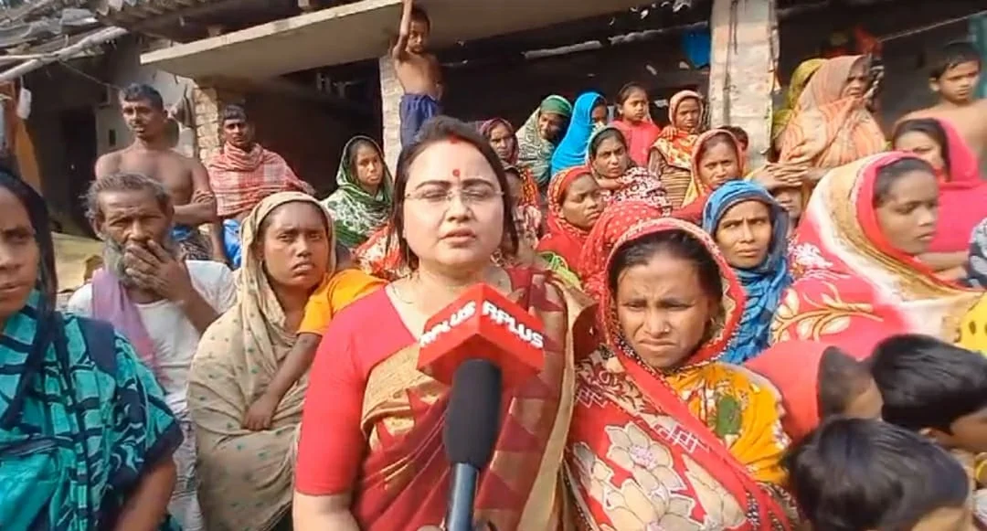 দলুয়াখাকি গ্রামে ত্রাণ দিলেন কামদুনির প্রতিবাদী মৌসুমী ও টুম্পা