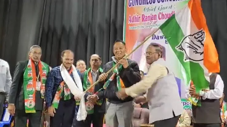 এবার কংগ্রেসের হাত ধরলেন বিনয় তামাং