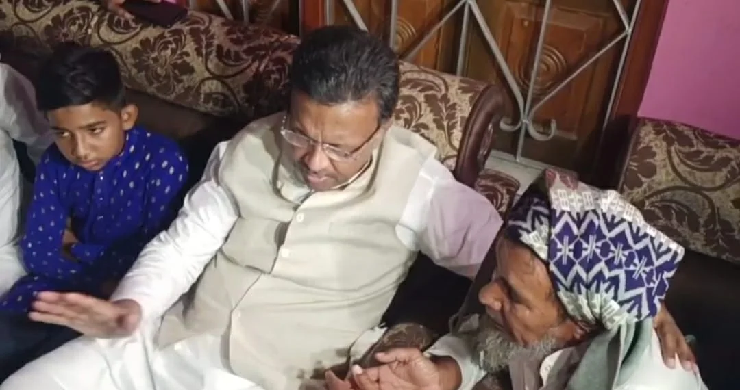 সাইফুদ্দিনের পরিবারের সঙ্গে সাক্ষাৎ, বিজেপিকে আক্রমণ ফিরহাদের