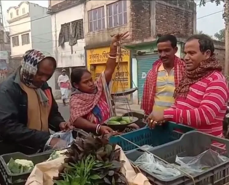 ভ্যান-রিকশায় সবজি ফেরি করে রুজির লড়াই সুন্দরবনের লক্ষ্মীর