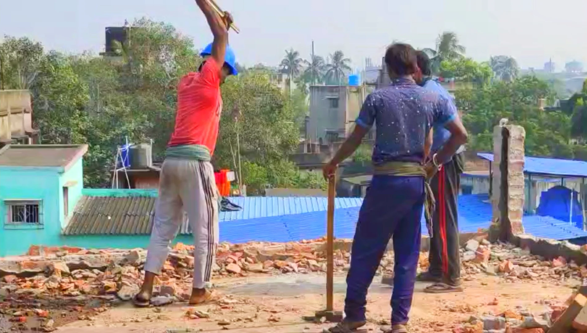 লিলুয়ায় 'বেআইনি' বাড়ি ভাঙার কাজ শুরু পুরসভার