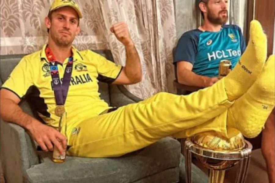 বিশ্বকাপ ট্রফির ওপরে পা, সমালোচনার মুখে মার্শ