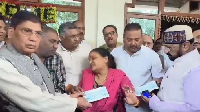 শহিদের মায়ের চোখের জল উপেক্ষা করে ফটোশ্যুটে মাতলেন যোগীর মন্ত্রী, নিন্দার ঝড়