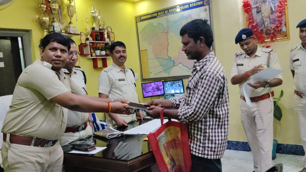 হাড়োয়া পুলিশ: ১৫টি হারিয়ে যাওয়া মোবাইল ফোন উদ্ধার