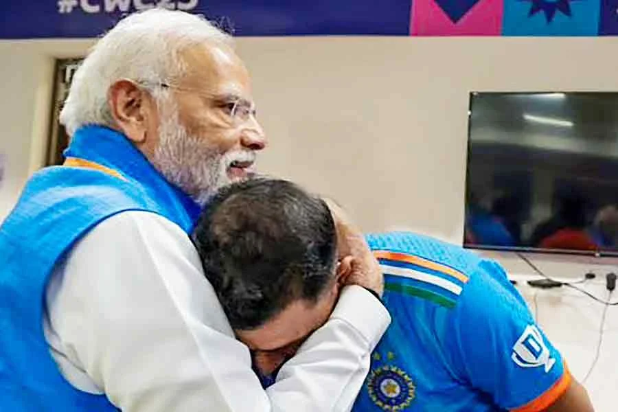 শামিকে কাছে টেনে সান্ত্বনা প্রধানমন্ত্রী নরেন্দ্র মোদির