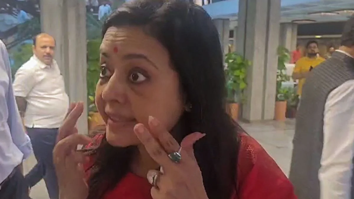 ‘আমি কোন বন্ধুর সঙ্গে রাতে কতবার কথা বলি, কী কী কথা বলি, এসব জানতে চাইছে ওরা’