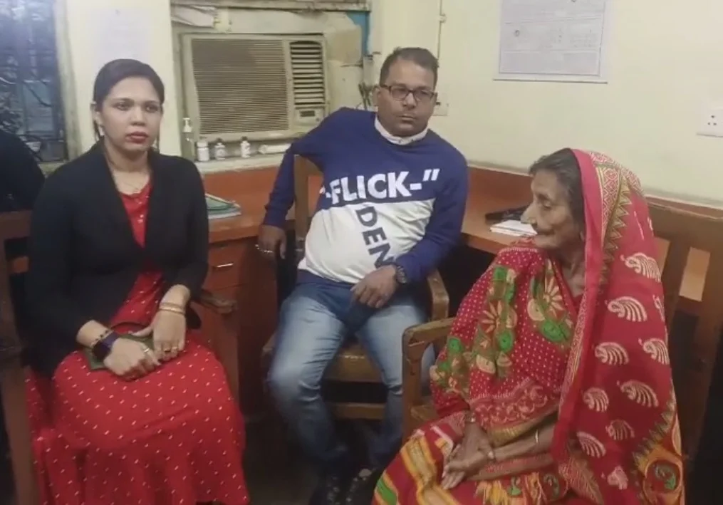 বাড়ি ফিরলেন ঝাড়খণ্ড নিবাসী নিখোঁজ বৃদ্ধা