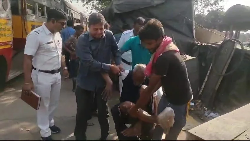 খোলা রাস্তায় পড়ে থাকা অসুস্থ বৃদ্ধকে অবশেষে উদ্ধার