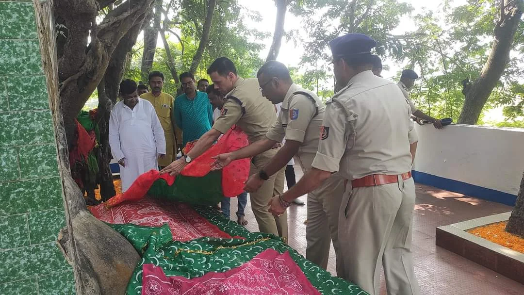 পীরের মাজারে চাদর চাপিয়ে মঙ্গলকোটে কালীপুজোর সূচনা