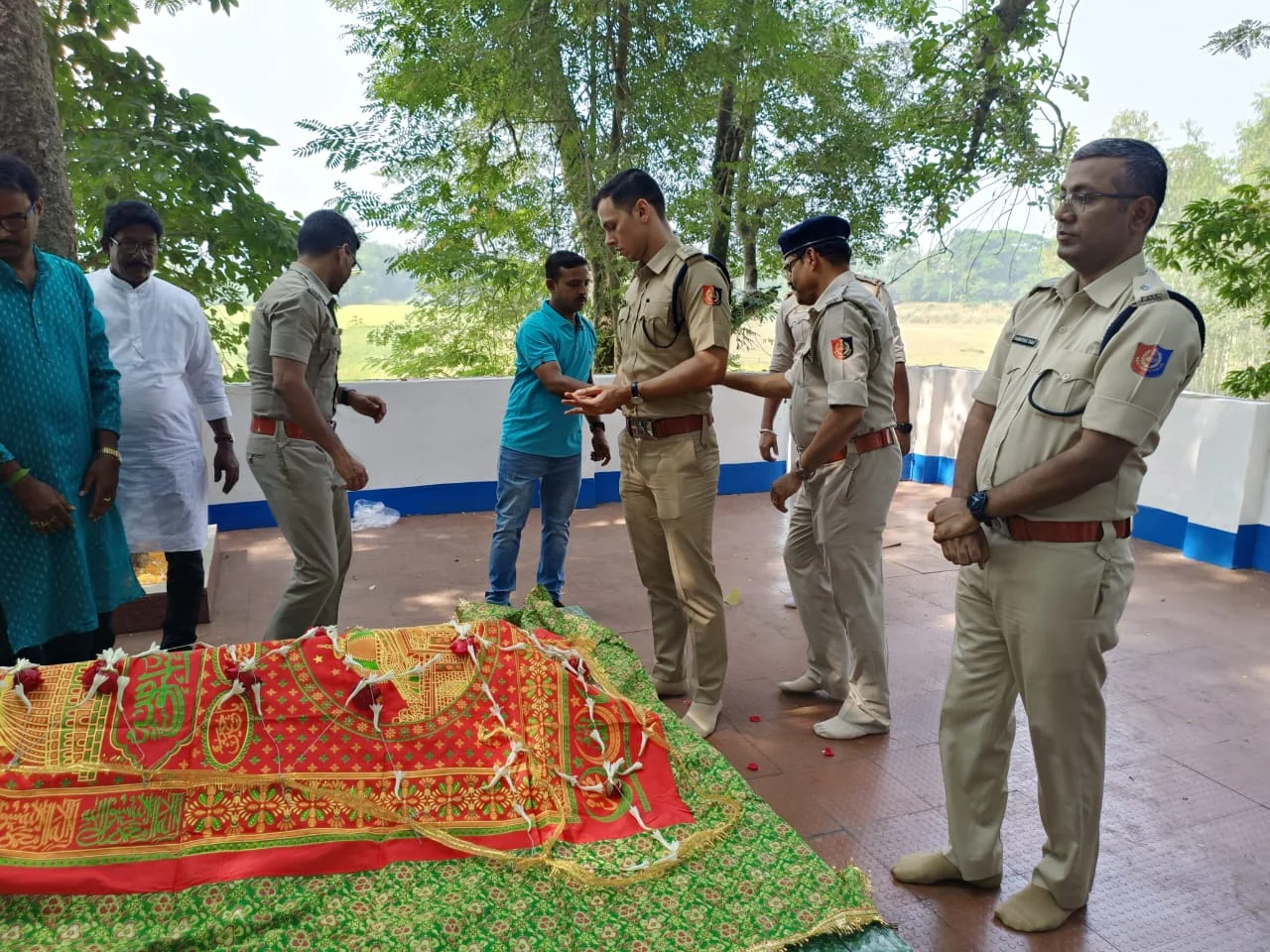 পীরের মাজারে চাদর চাপিয়ে মঙ্গলকোটে কালীপুজোর সূচনা
