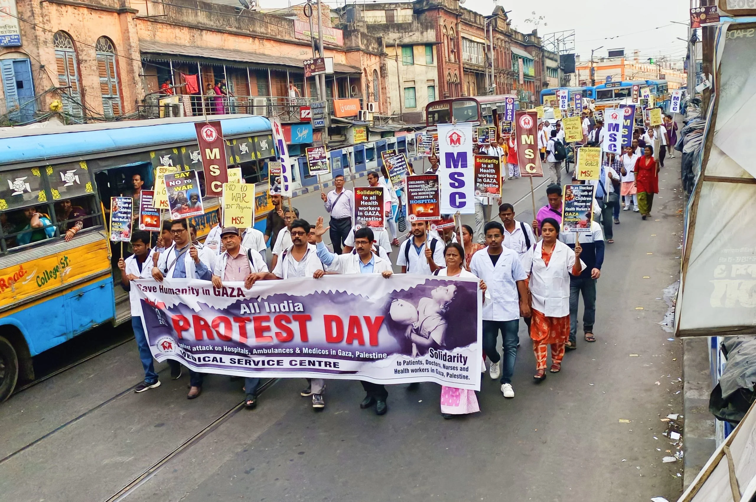 গাজায় গণহত্যা বন্ধের দাবিতে চিকিৎসকদের মিছিল