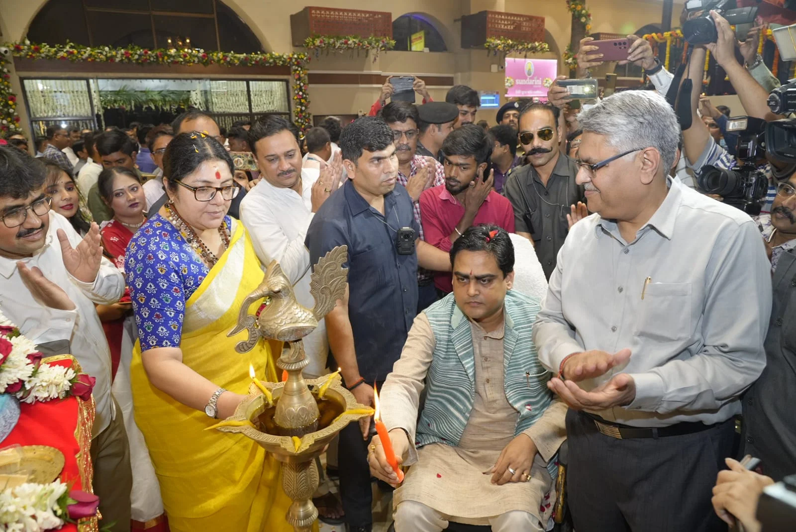 হাওড়া স্টেশনে রেল কোচ রেস্তোরাঁ এবং বিলাসবহুল এক্সিকিউটিভ লাউঞ্জের উদ্বোধন