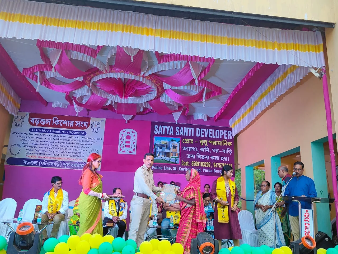 সিভিক পুলিশকে দুর্ঘটনা জনিত বীমা, ৩০০ জন দুঃস্থ মহিলাকে শাড়ি বিতরণ