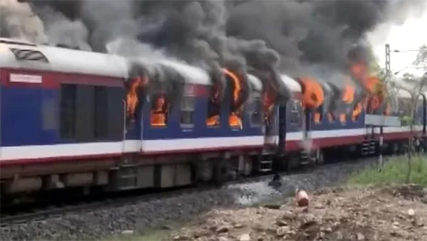 দিল্লি-দ্বারভাঙা সুপারফাস্ট এক্সপ্রেসের কামরায় আগুন, প্রাণ বাঁচাতে বগি থেকে লাফ দিলেন যাত্রীরা