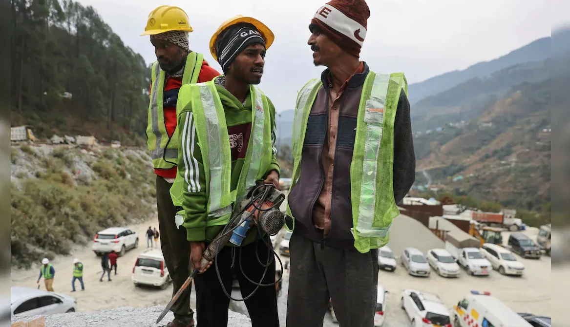 উত্তরকাশী: চলছে উল্লম্ব খনন, ৮৬ মিটার রাস্তা খনন করলেই পৌঁছনো যাবে শ্রমিকদের কাছে