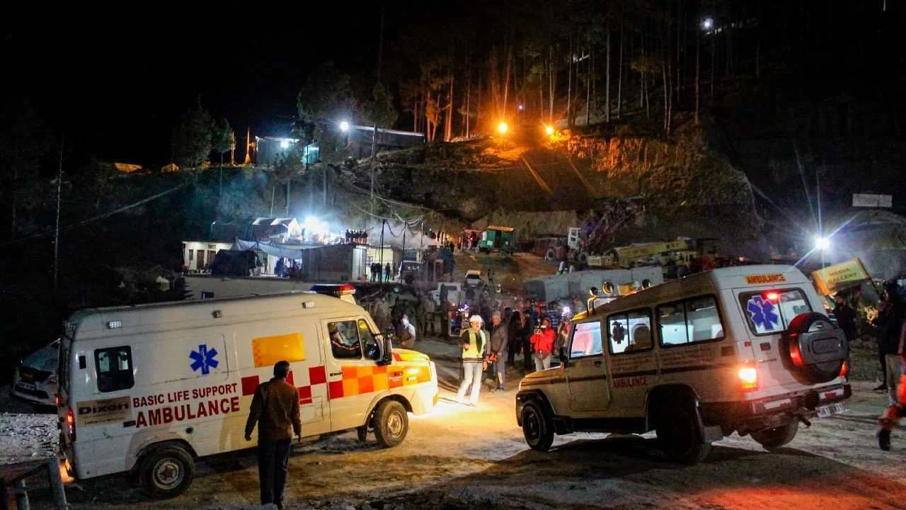 উত্তরকাশী: রাতেই উদ্ধারের সম্ভাবনা, প্রস্তুত অস্থায়ী হাসপাতাল, অ্যাম্বুলেন্স ও চিকিৎসক দল