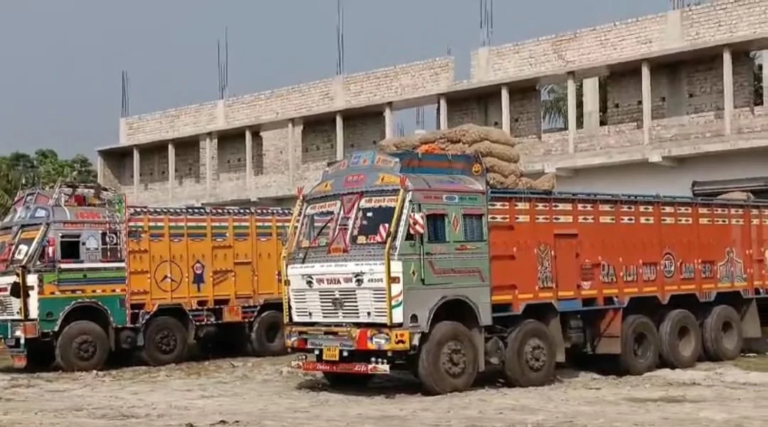 ঘোজাডাঙ্গা সীমান্তে ৩০০কোটি টাকার ভারতীয় পেঁয়াজ আটকে  ..... বিপাকে ব্যবসায়ীরা,  ক্ষতির আশঙ্কা