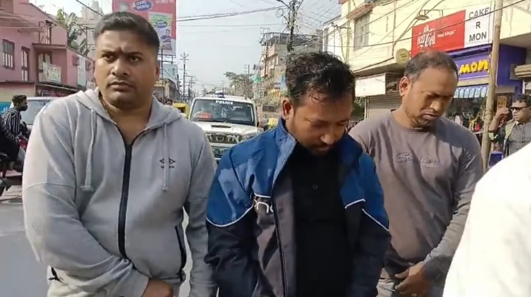 রসগোল্লা কাণ্ডে ধৃত দুষ্কৃতীকে নিয়ে গুলি চালনার ঘটনার পুনর্নির্মাণ পুলিশের