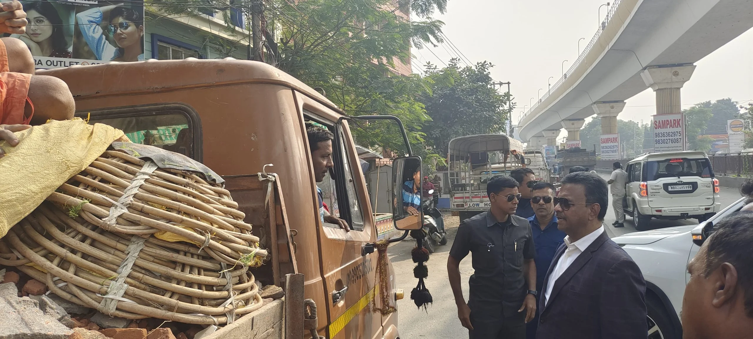 রাস্তায় রাবিশ বোঝাই ট্রাক ধরলেন খোদ মেয়র, ঘটনাস্থল থেকেই পুলিশে ফোন ফিরহাদের