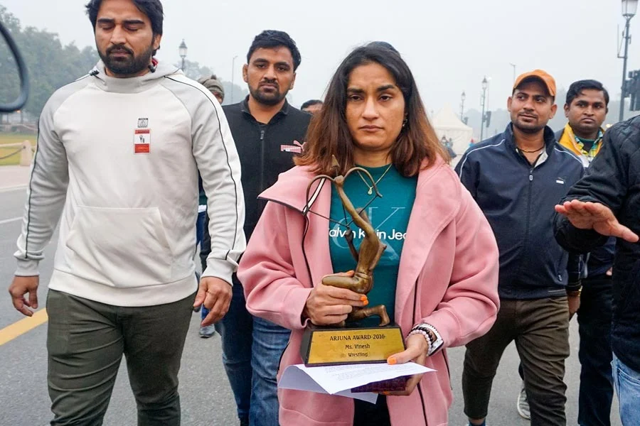 পুলিশি বাধায় রাস্তায় পদক রেখে দিলেন ভিনেশ