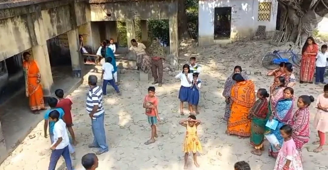 বেহাল স্কুলের পরিকাঠামো, ক্লাস নিচ্ছেন শিক্ষিকার ছেলে-বৌ