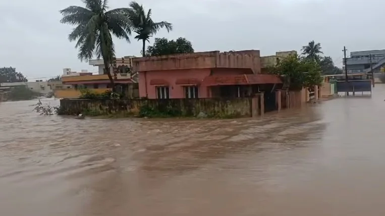 ক্ষতিগ্রস্ত অন্ধ্রপ্রদেশে ৪০ লক্ষ মানুষ, প্লাবিত ২৫টি গ্রাম, তাণ্ডব চালিয়ে গভীর নিম্নচাপে ঘূর্ণিঝড় মিগজাউম