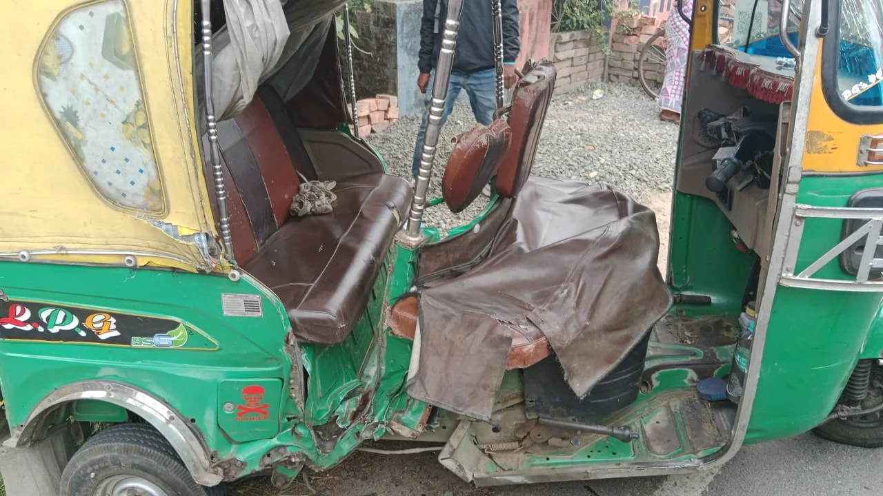 জয়নগর: দুর্ঘটনার হাত থেকে অল্পের জন্য রক্ষা পেলেন মজিলপুর পুরসভার কাউন্সিলার ফরিদা বেগম সেখ