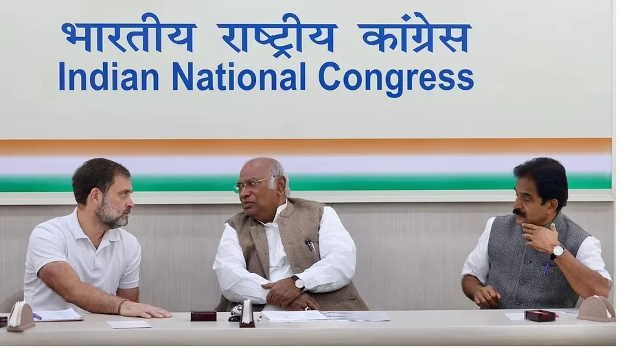 বিজেপির দুর্নীতি অস্ত্রতেই তাদের কুপোকাৎ করব: খাড়গে