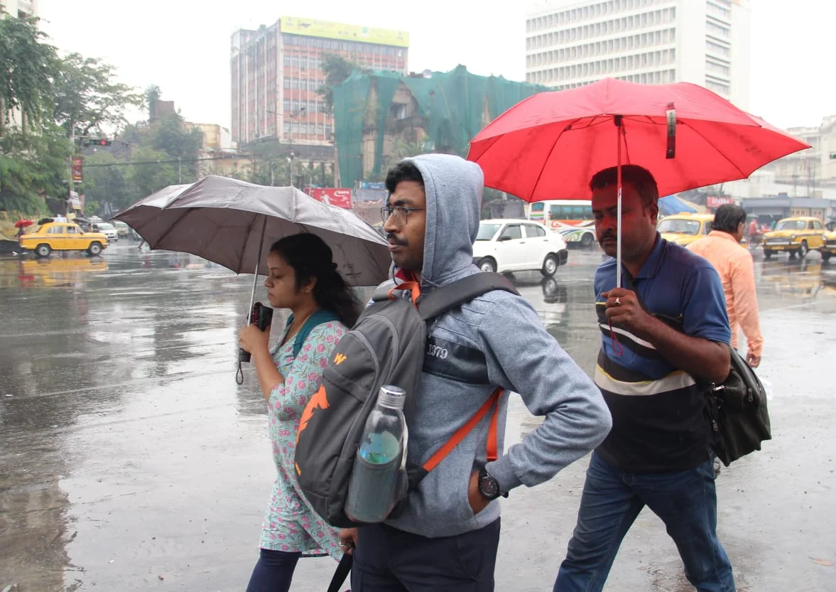 মিগজাউমের প্রভাবে বৃষ্টিমুখর কলকাতার রাজপথ