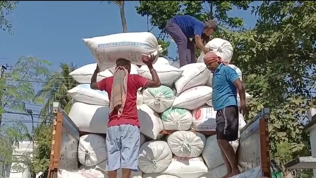 খোলা বাজারে কমদাম, ন্যায্য দামে ধান বিক্রি করতে খাদ্যসাথী প্রকল্পে ভিড় কৃষকদের 
