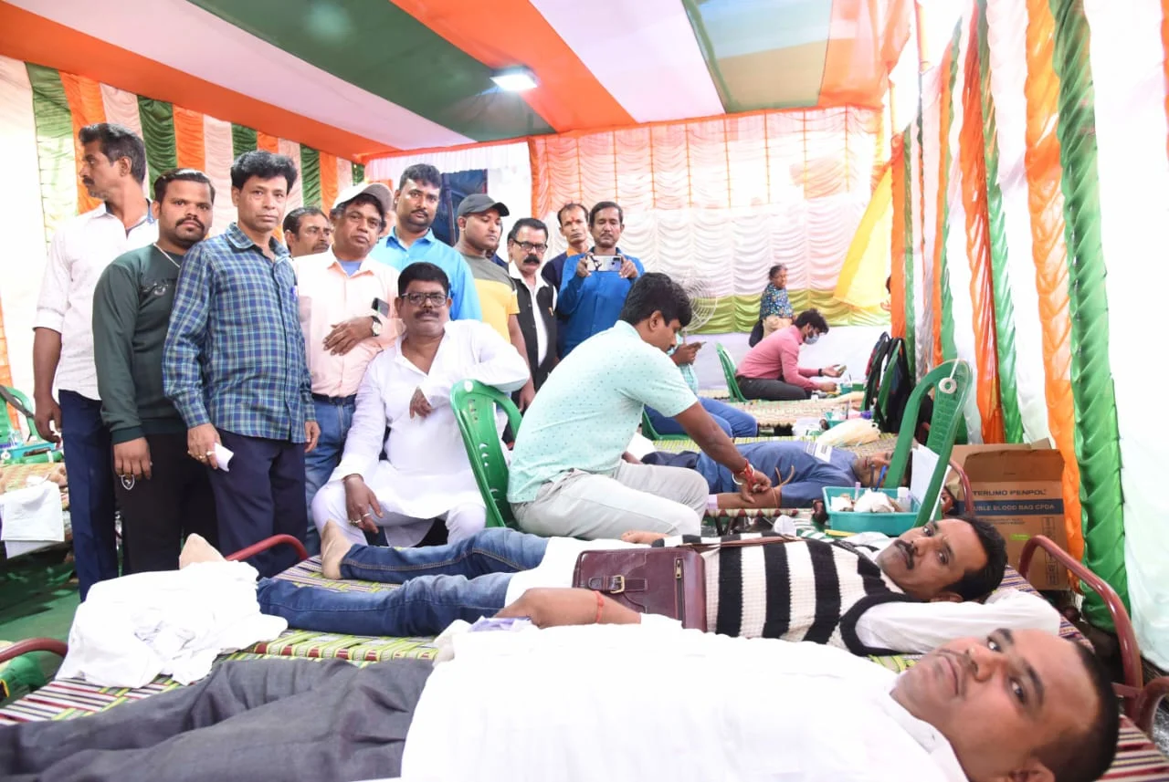 আইএনটিটিইউসি’র উদ্যোগে স্বাস্থ্য শিবির এবং বস্ত্রবিতরণ