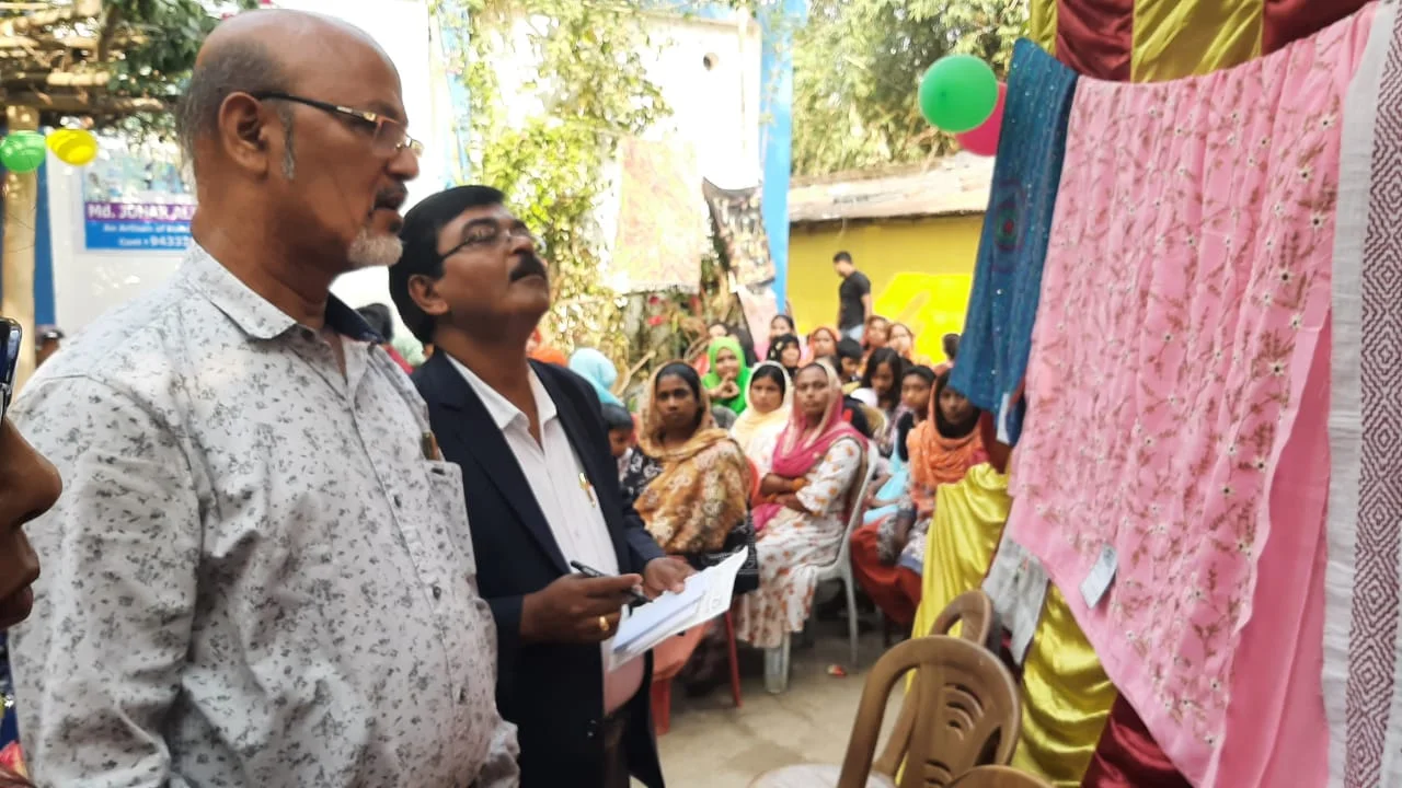 অবহেলার মধ্যেও রঙীন সূতোয় 'রুপাই-সাজুর' প্রেম বিরহের ছবি এঁকে চলেছেন নকশিকাঁথা শিল্পীরা