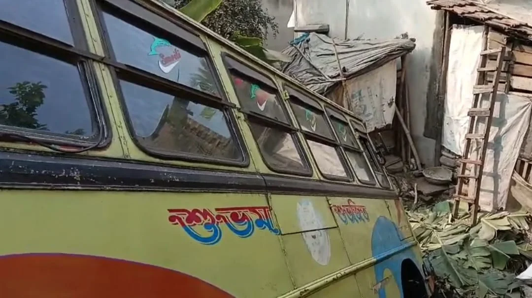 সীমান্তে যাত্রীবাহী বাস নয়ানজুলিতে, জখম ২০ যাত্রী ভর্তি হাসপাতালে