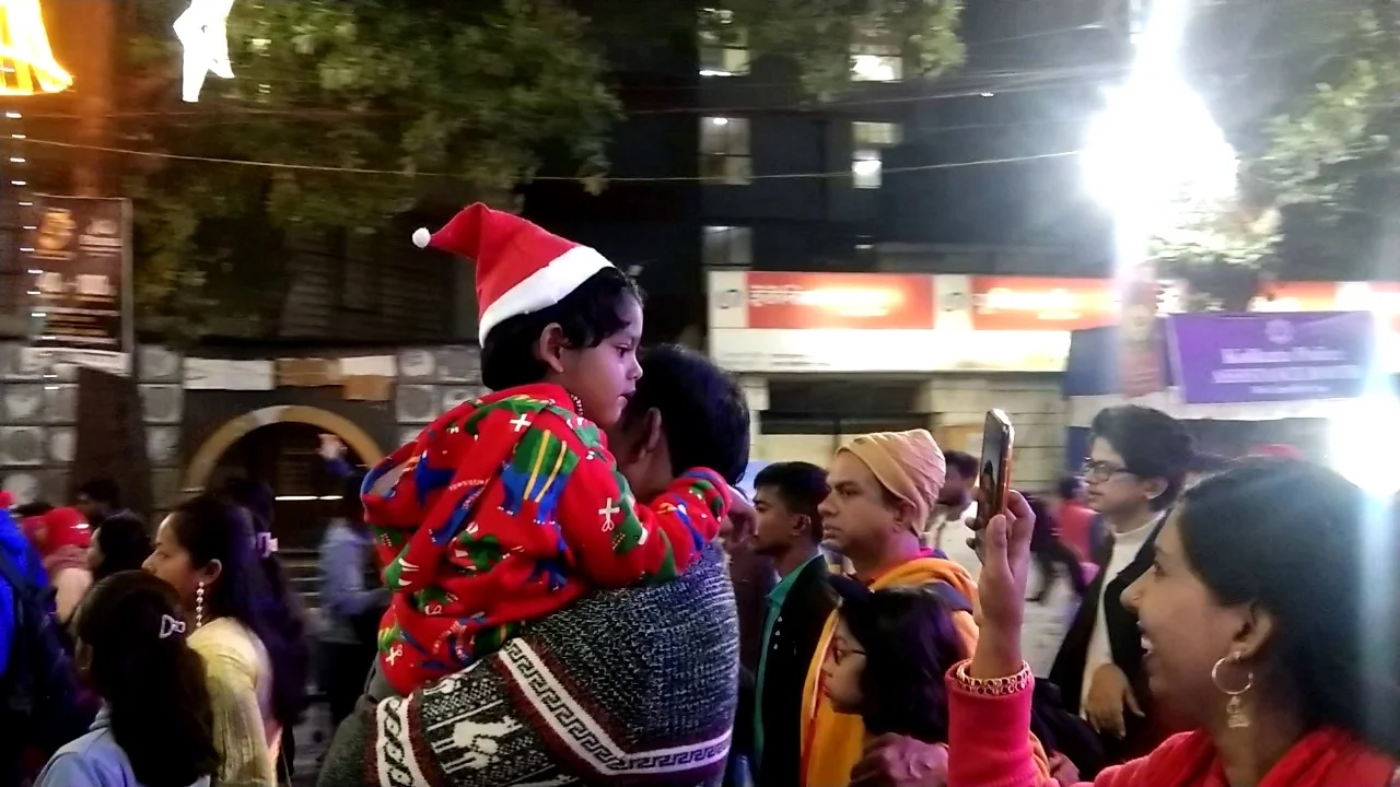 বড়দিনে উৎসব মুখর কলকাতা, পার্ক স্ট্রিট থেকে নিকো পার্কে মানুষের ঢল