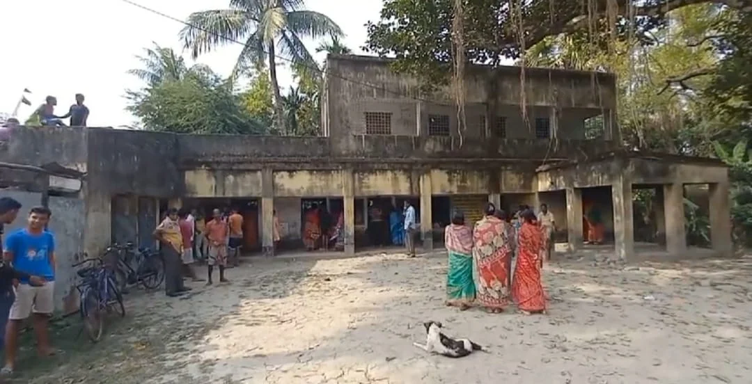 বেহাল স্কুলের পরিকাঠামো, ক্লাস নিচ্ছেন শিক্ষিকার ছেলে-বৌ