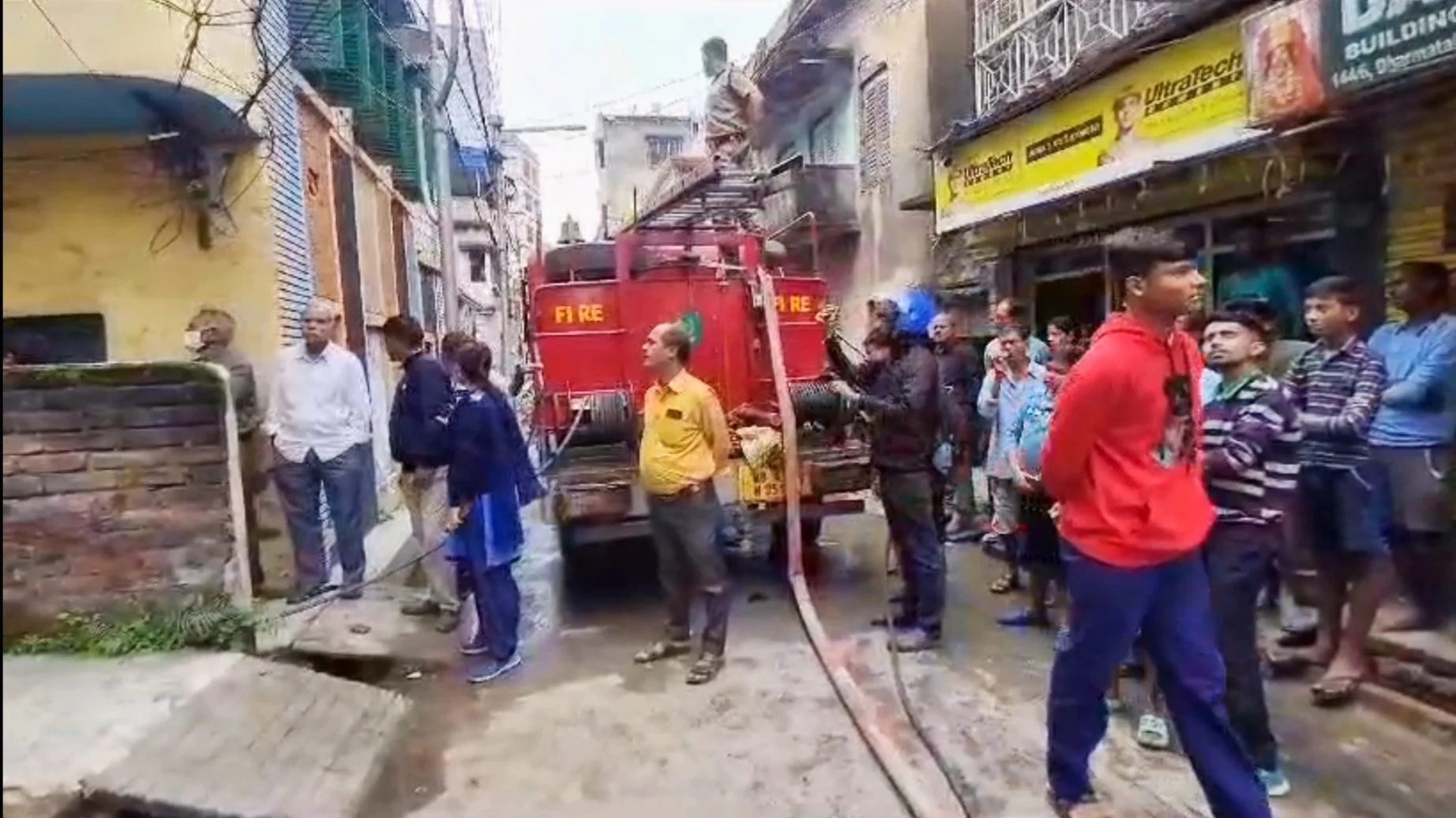 হাওড়ায় বহুতলে আগুন, দমকলের ২টি ইঞ্জিন