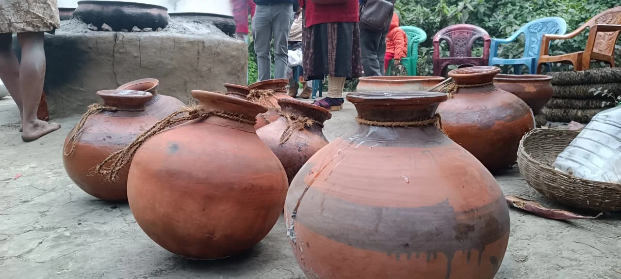 দিন বদলেছে, নলেন গুড় বিক্রিতে মাটির কলসির জায়গায় এসেছে প্লাস্টিকের কন্টেনার