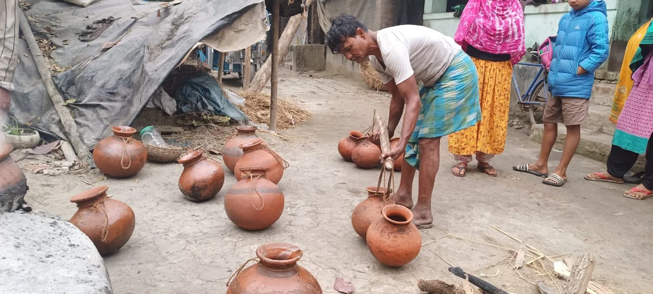দিন বদলেছে, নলেন গুড় বিক্রিতে মাটির কলসির জায়গায় এসেছে প্লাস্টিকের কন্টেনার