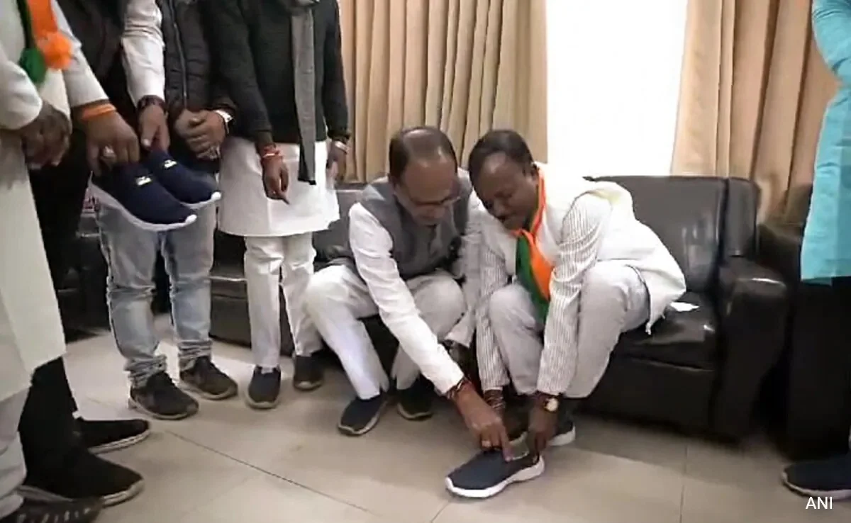 ৬ বছর পর জুতো পরলেন বিজেপি নেতা