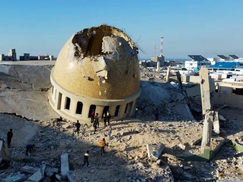 গাজার হামলায় ভেঙে পড়া আল-তৌবা মসজিদে আযান দিচ্ছেন মুয়াজ্জিন