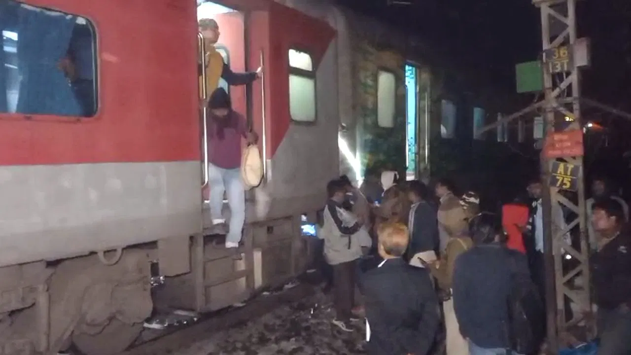 হাওড়া থেকে ট্রেনটা ছাড়তেই খুলে গেল ২ বগি, ওই অবস্থাতেই ২ কিলোমিটার ছুটল মুম্বই মেল