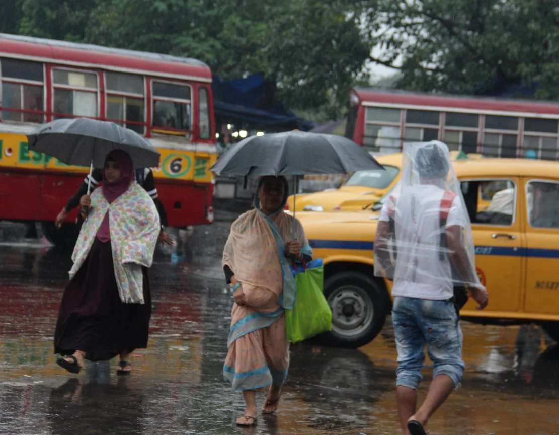 মিগজাউমের প্রভাবে বৃষ্টিমুখর কলকাতার রাজপথ