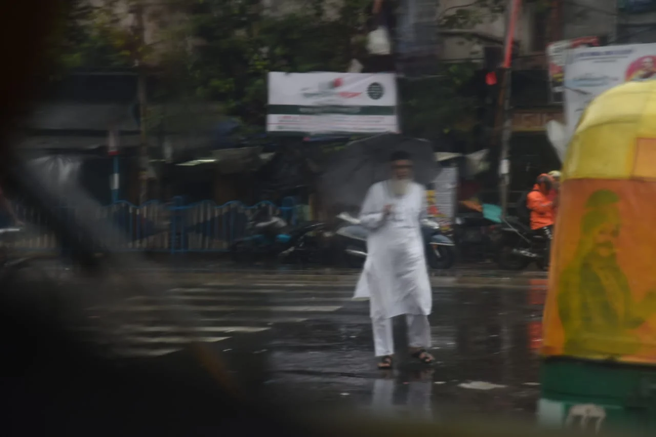 মিগজাউমের প্রভাবে বৃষ্টিমুখর কলকাতার রাজপথ