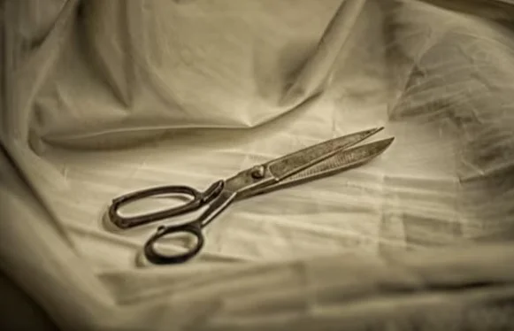 এক কাপ চায়ের আবদার, স্বামীর চোখে ধারালো কাঁচির কোপ স্ত্রীয়ের  